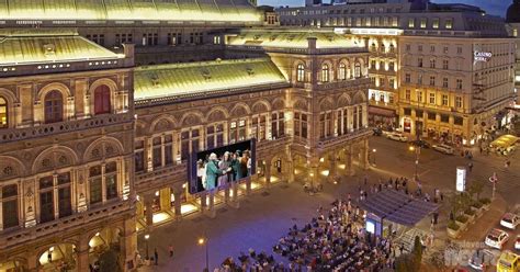 Ilustracija operne predstave na prostem pod zvezdami