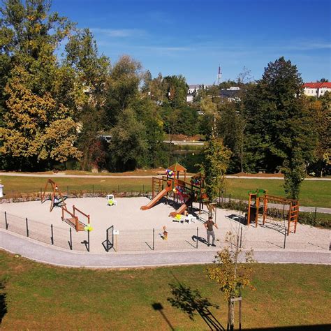 Otroško igrišče ob Ponirkovem informacijskem centru