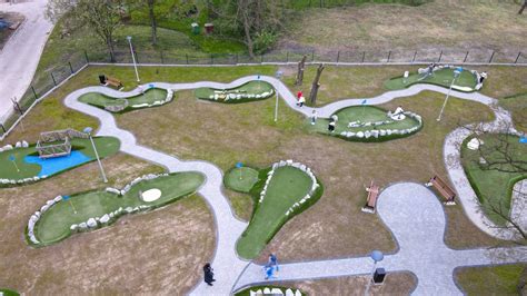 Detail betonske površine mini golfa pred peskanjem