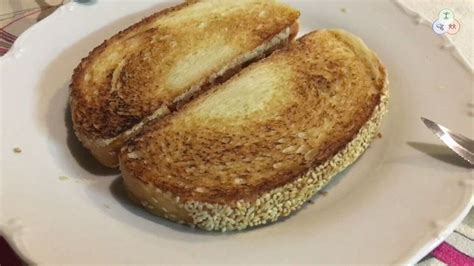 Sveže pečeni kruh v pekarni