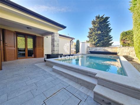 Pogled na Vilo Kraljico v Portorožu z bazenom