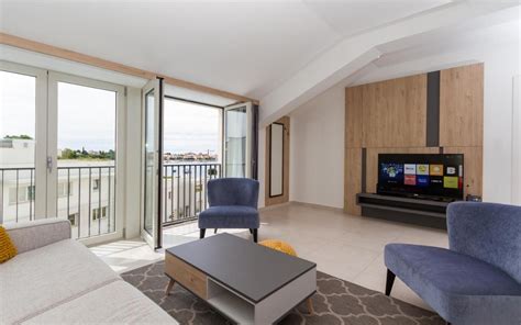 Notranjost vile Kraljica s sodobnim pohištvom in pogledom na morje