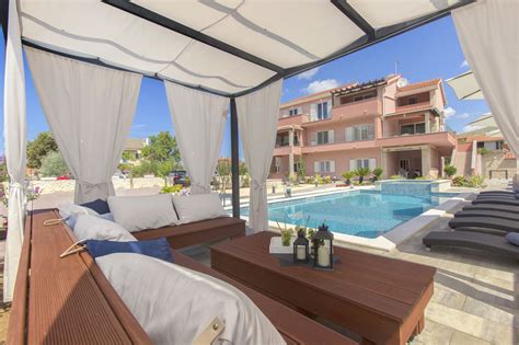 Notranjost apartmaja z razgledom na oljčne nasade