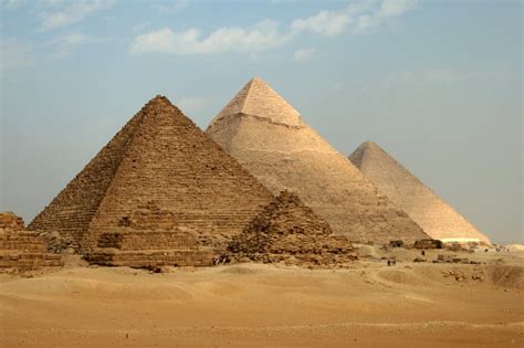 Pogled na piramide v Gizi s planote proti jugu kompleksa.