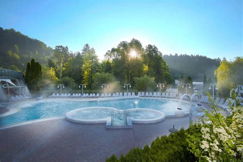 Panoramski pogled na Terme Topolšica obdane z zelenjem