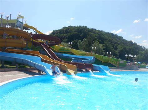 Slika vodnega parka Zora s slapovi in toboganom