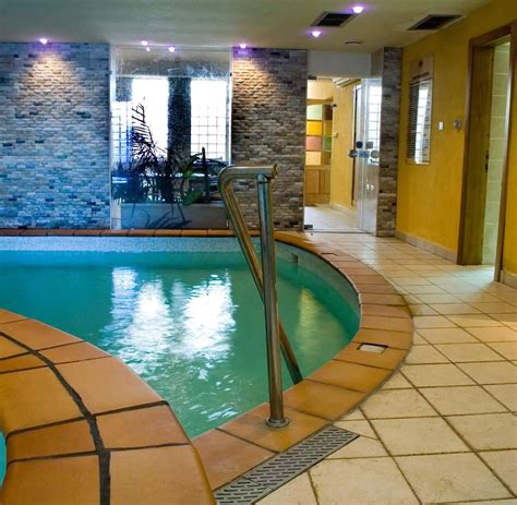 Notranji bazen Term Topolšica s pogledom na zunanji bazen