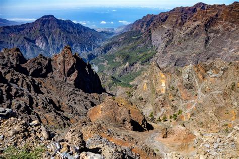 Spektakularen pogled na vulkanski krater Caldera de Taburiente na La Palmi