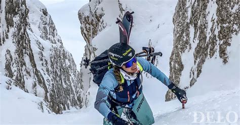 Ženska, ki meditira na vrhu gore ob sončnem vzhodu