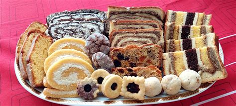 Prikaz različnih domačih mesnin in tradicionalne slovenske jedi na krožniku