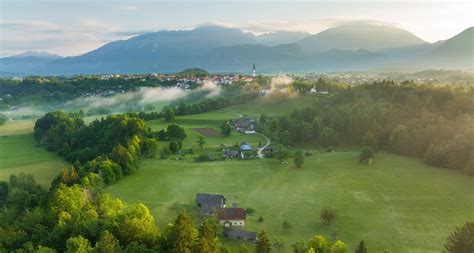 Tipična gorenjska kmetija s pogledom na gore