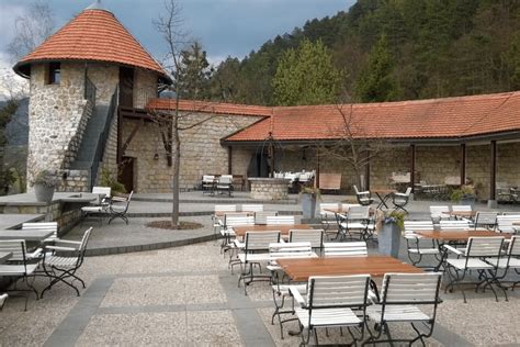 Slika prenovljenega zastekljenega kozolca, ki služi kot prostor za dogodke