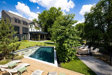 Pogled na hotel Sunrose 7 z reko v ospredju