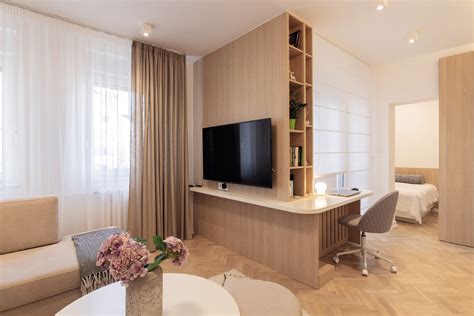 Notranjost elegantne hotelske sobe z lesenimi detajli