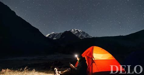 Oseba s čelno svetilko med nočnim tekom