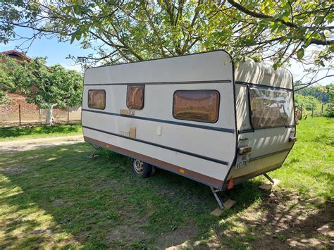 Kamp prikolica v naravnem okolju