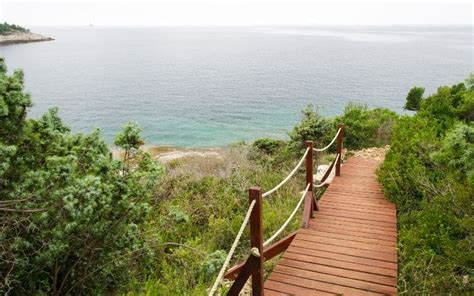 Pogled na Rt Kamenjak s plažo in morjem