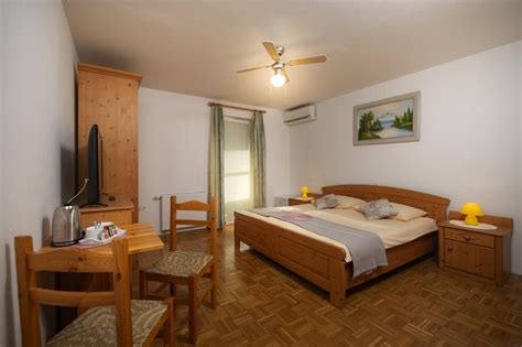 Notranjost elegantne dvoposteljne sobe z balkonom