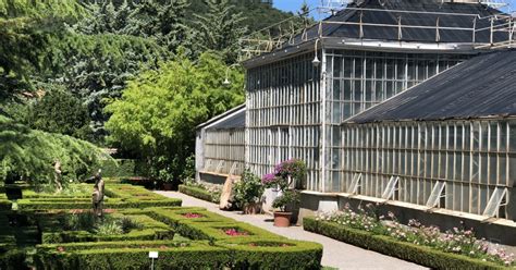 Botanični vrt Sežana s pogledom na vilo Mirasasso