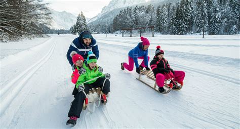 Družina uživa v nočnem sankanju na Krvavcu