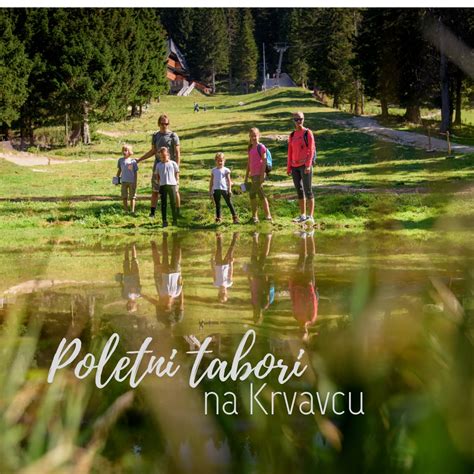 Družina uživa v razgledu s kabinske žičnice na Krvavcu