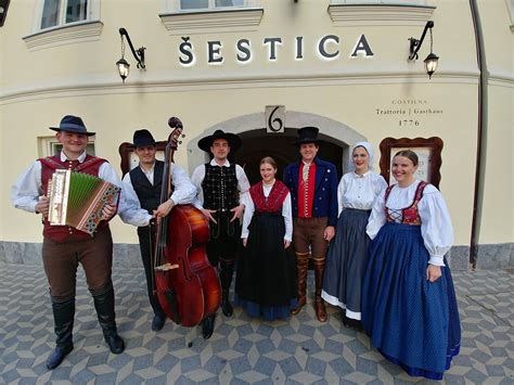 Skupina plesalcev v gibu