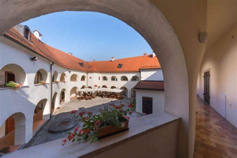 Staro mestno jedro Chiosa z ozkimi ulicami in kamnitimi hišami