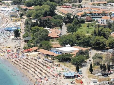 Zbledela podoba restavracije na Slovenski plaži, ki spominja na preteklo obdobje.