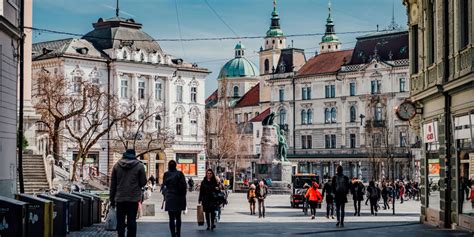 Fotografija parka v Ljubljani z opisom njegovih ključnih značilnosti