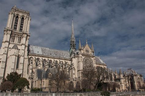 Panorama Pariza s stolnico Notre Dame in reko Seno