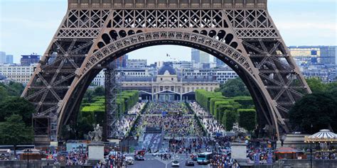 Eifflov stolp v Parizu ob sončnem zahodu