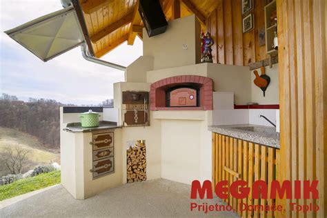 Krušna peč, polna dišečega domačega kruha in potic