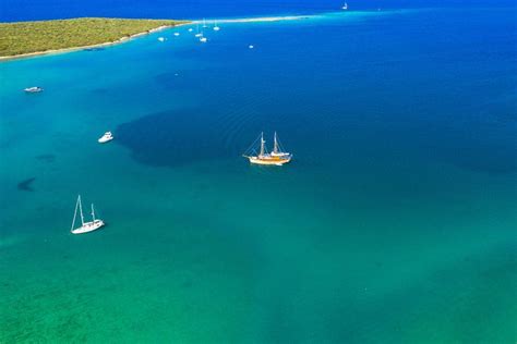 Jadransko morje ob obali s čolnom