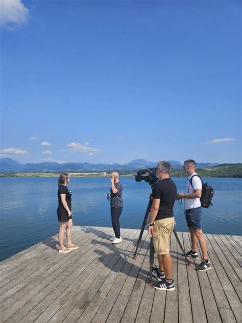 Otroci uživajo v animacijskem programu na plaži