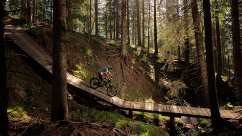 Kolesarji na flow progi v Bike parku Rogla