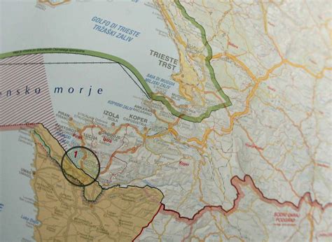 Zemljevid otoka Sveti Martin s prikazano mejo med nizozemskim in francoskim delom
