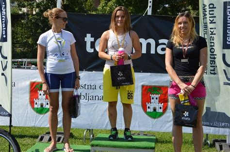 Tekmovalci v cilju triatlona v Portorožu, ki dvigajo roke v zrak