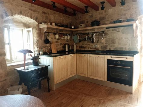 slika notranjosti dalmatinske hiše s starimi predmeti