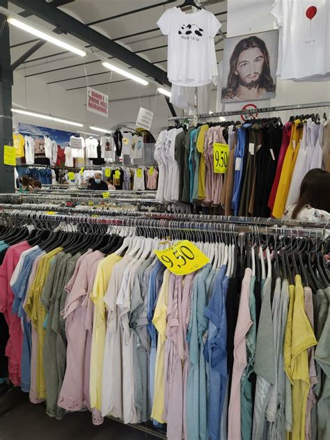 Notranjost trgovine Mirella v Trstu z množico oblačil