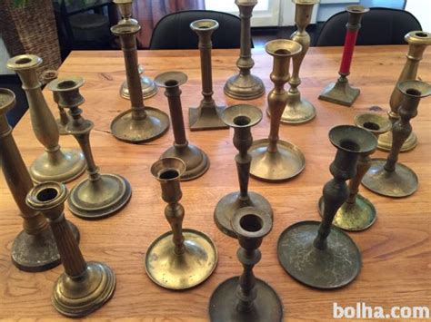 različni svečniki in okrasni pladnji