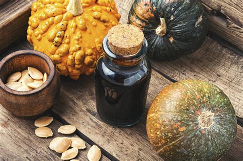 Različni domači izdelki s kmetije Plečko: kruh, testenine, marmelada, bučno olje