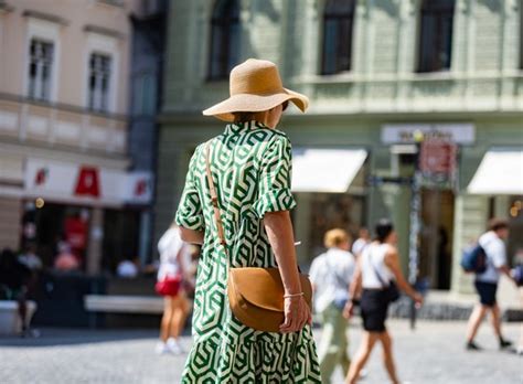 Ženska v preprosti poletni obleki z dodatki