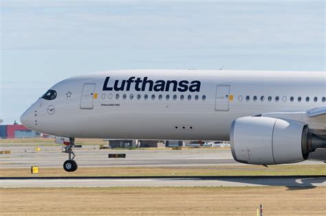 Letalo Lufthansa na ljubljanskem letališču