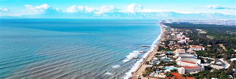 Panorama turškega letovišča Belek s plažo