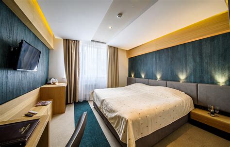 Notranjost sodobno opremljene hotelske sobe