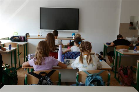 Učenci v šolski kuhinji med praktičnim poukom