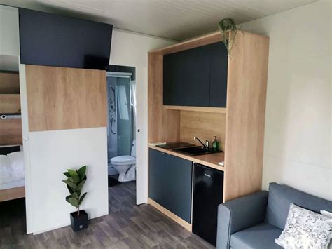 Notranjost mobilne hiške s kuhinjsko nišo, zakonsko posteljo in dnevnim prostorom