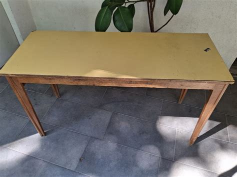 Stara šolska tabla in klop