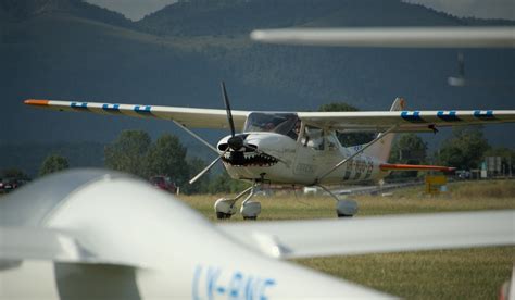 Množica mladih na letališču v Postojni