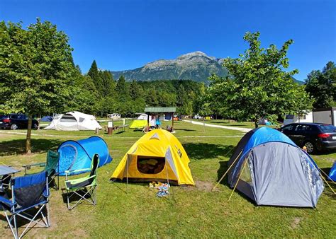 Pogled na kamp Zasavica s šotori in avtodomi